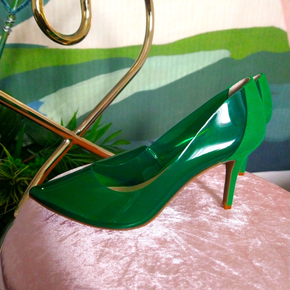 Pointed toe vinyl pumps